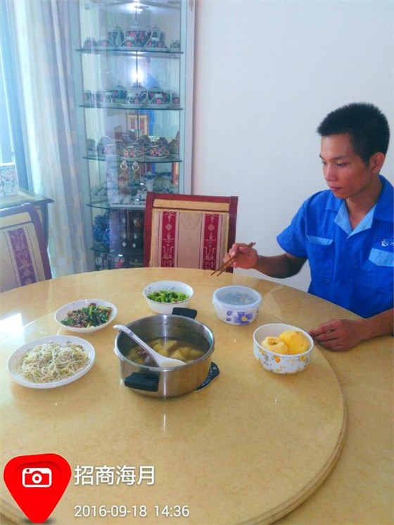業(yè)主為表達(dá)感謝，請家具安裝師傅在家吃飯